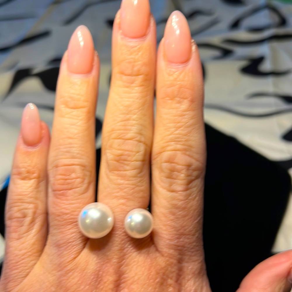 NEW DOUBLE PEARL RING 💍 ON AN ADJUSTABLE BAND. MODEL FINGER SZ  8 UNADJUSTED.